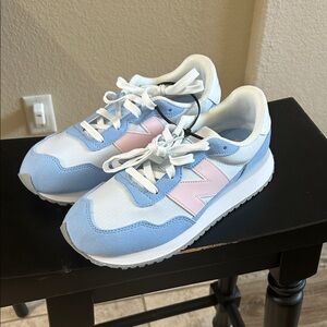 NWT New balance Kids Blue and Pink Sneakers 7Y/8.5W